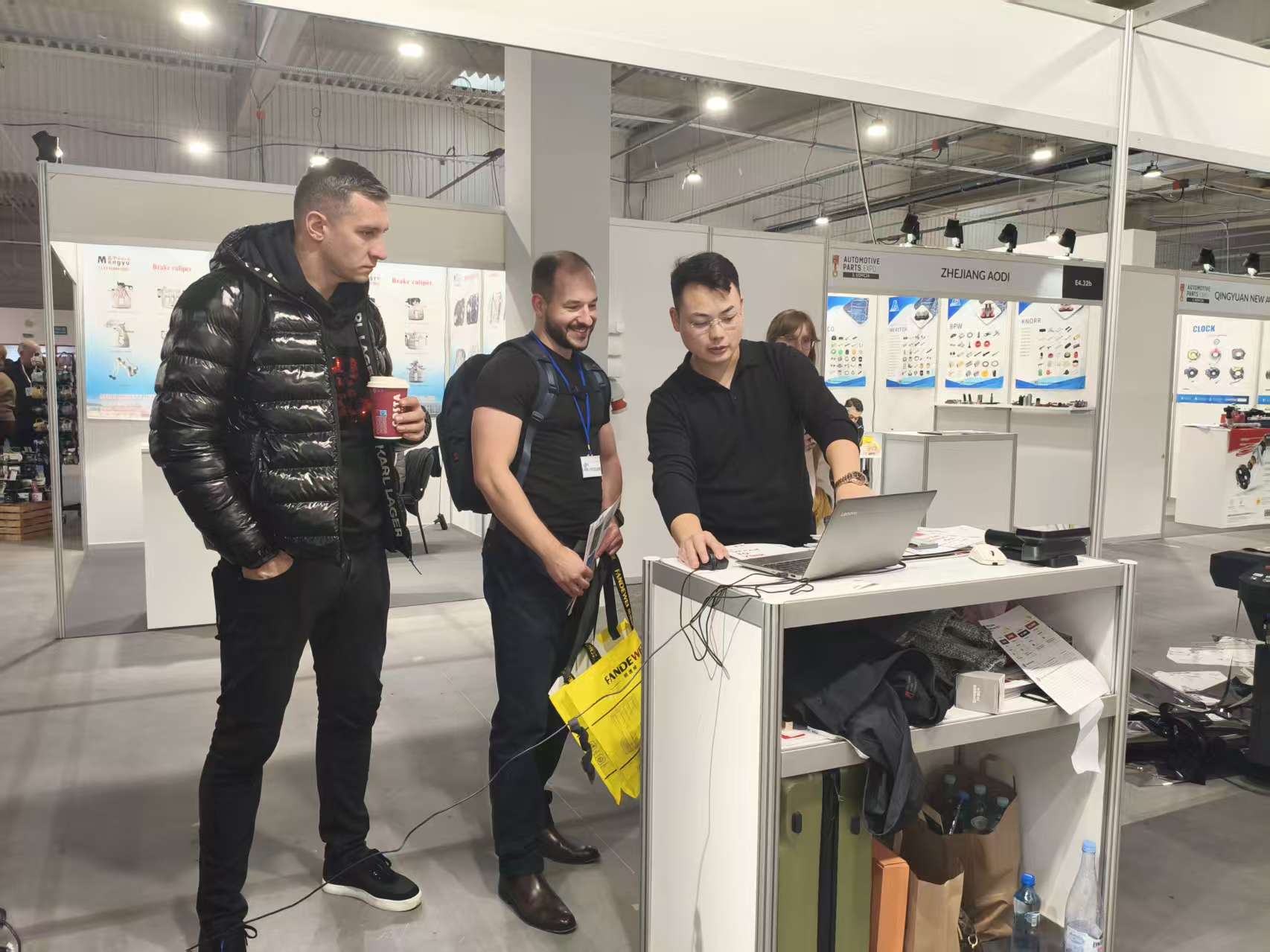 YINK Pole-uitstalling