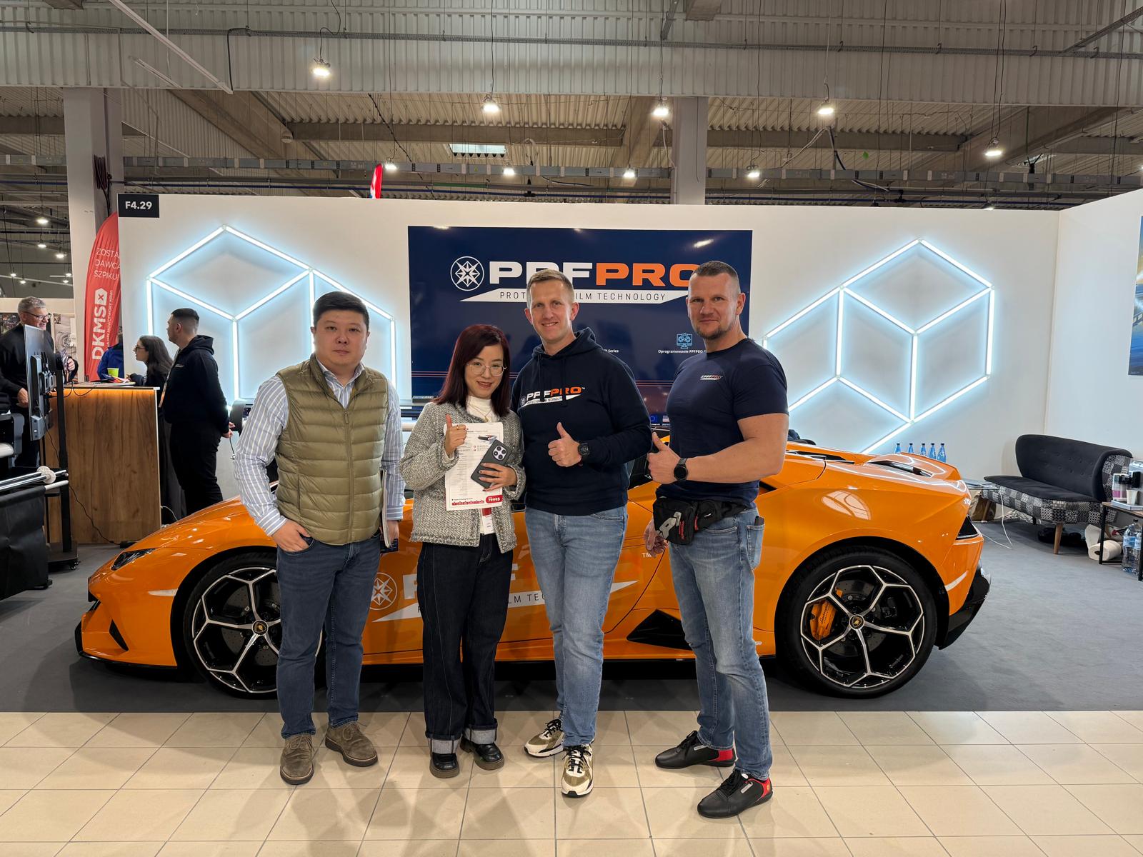 YINK Pole-uitstalling