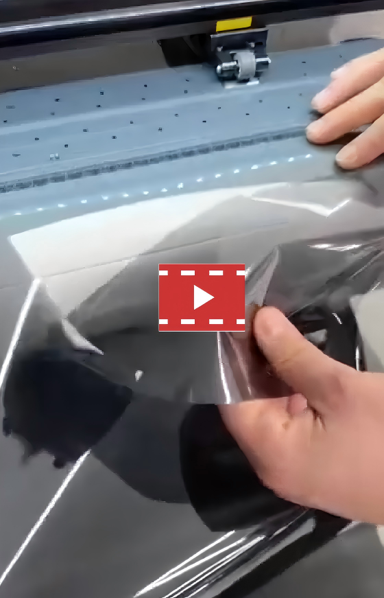 Pelanggan Turki nggunakake fungsi anyar mesin pemotong vertikal YINK kanggo motong kaca film